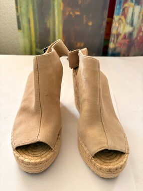 Kenneth Cole Olivia Tan/Beige Suede Espadrille Wedge Sandals - Size 6